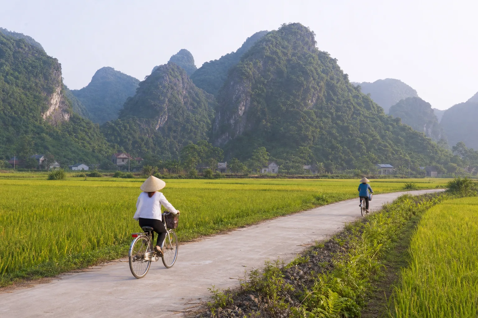Việt Hải trong chuyến Cát Bà: dành thời gian cho một nhịp đi chậm — ảnh minh hoạ AI